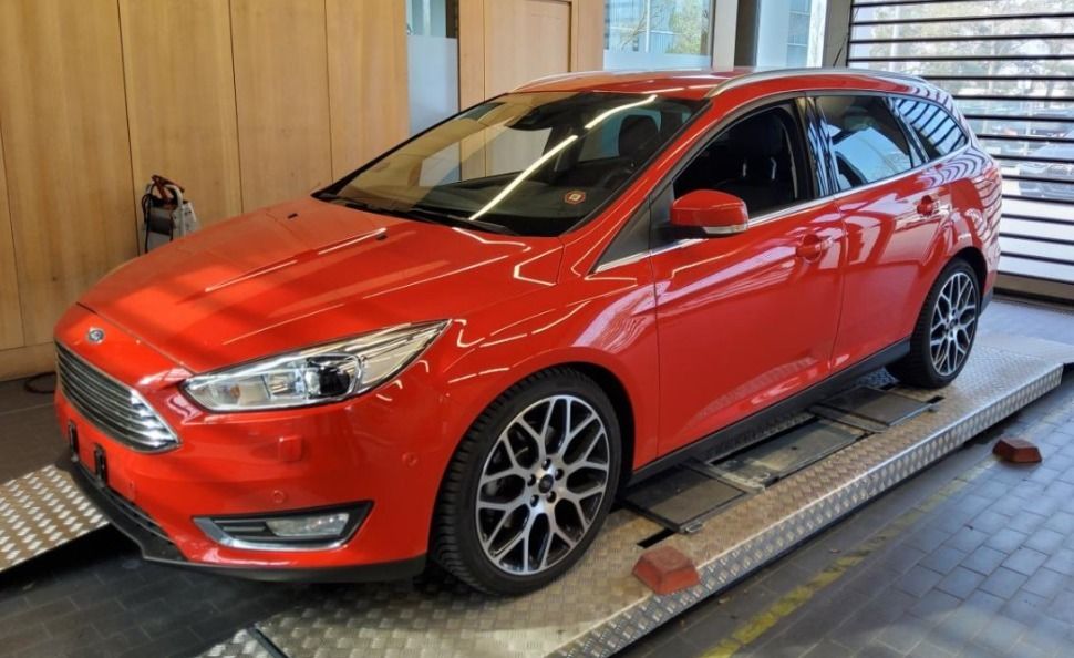 Fahrzeugabbildung Ford Focus Turnier 1.5 Titanium Aut RACEROT ACC STHZG