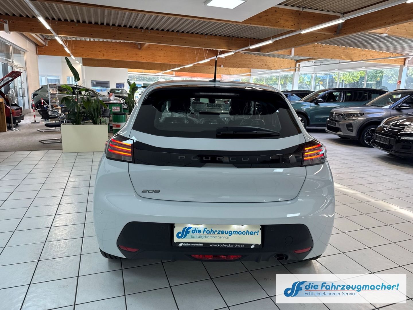 Fahrzeugabbildung Peugeot 208 Style LED Fahrerprofil DAB SHZ Keyless Start