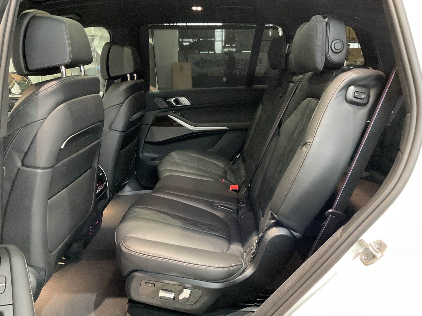 Fahrzeugeinzelansicht 13 Fahrzeugabbildung BMW X7 xDrive40d M Sport M Sportpaket HK HiFi DAB