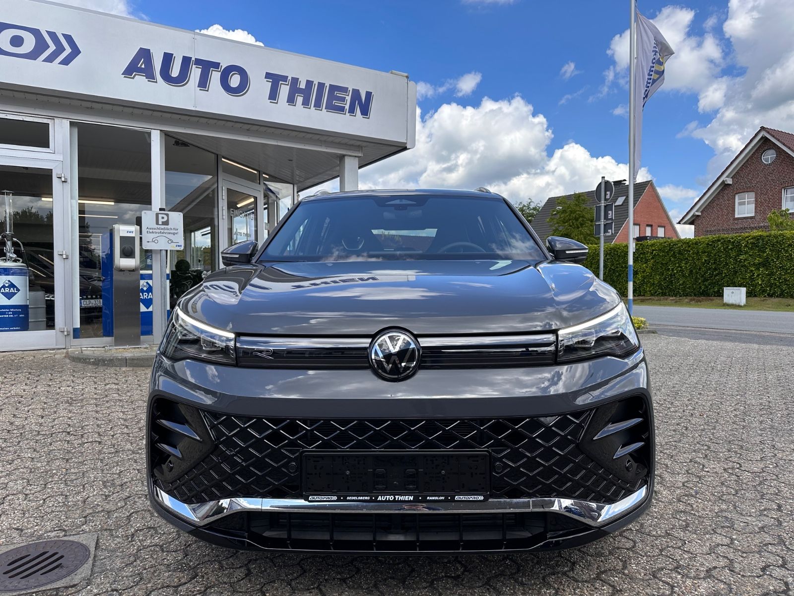 Fahrzeugabbildung Volkswagen Tiguan 1.5 eTSI R-Line DSG AHK/Navi/APP/LED/SHZG