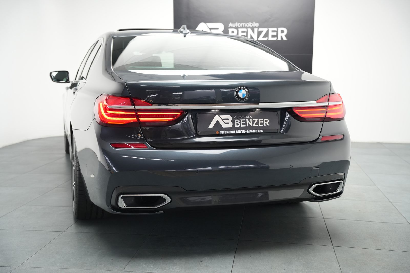 Fahrzeugabbildung BMW 750 750 xDrive*M-Paket*S-Dach*Bowers&Wilkins*HUD