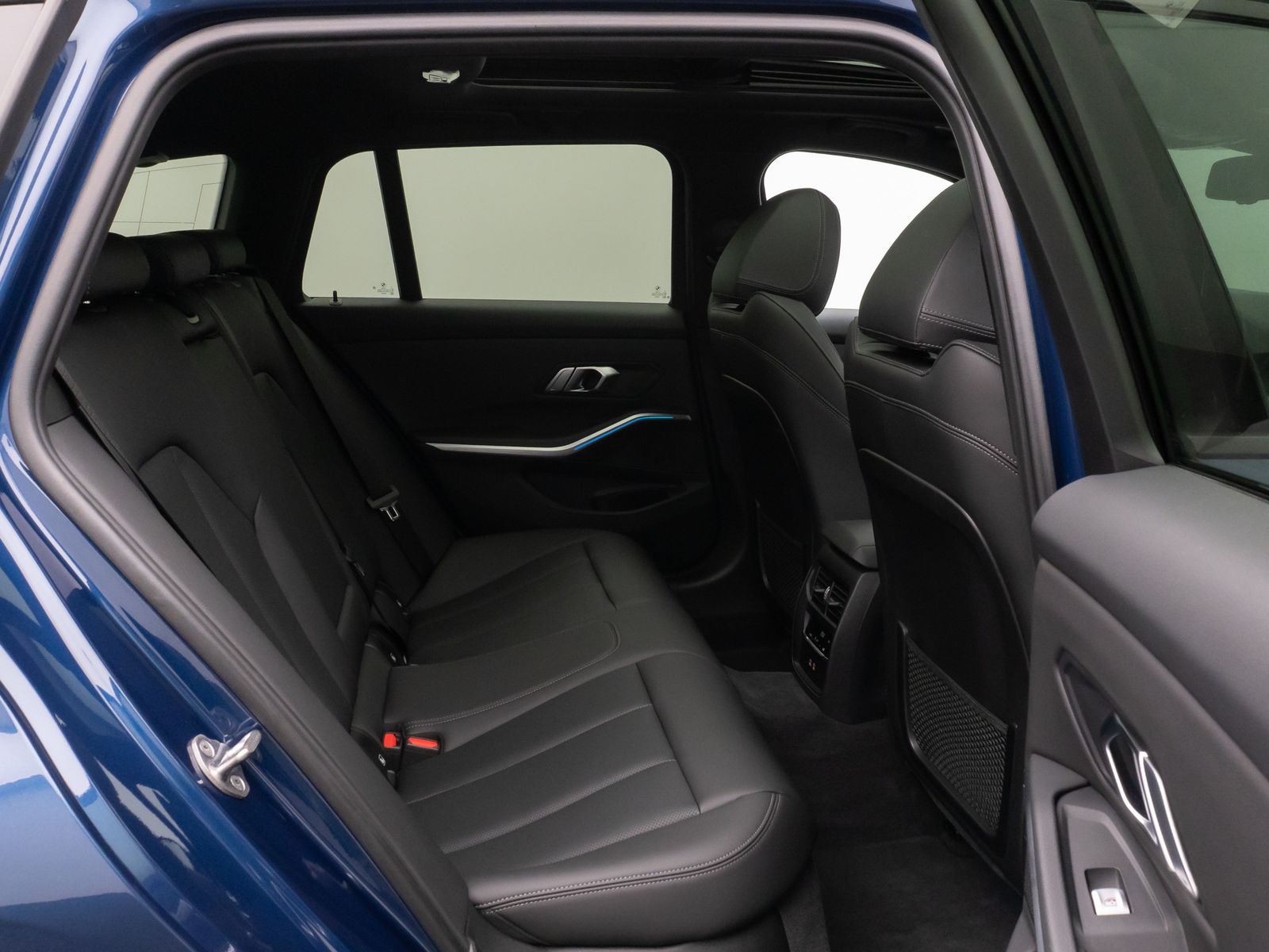 Fahrzeugabbildung BMW 330e xD Luxury Line Panorama Kamera HUD DAB AHK