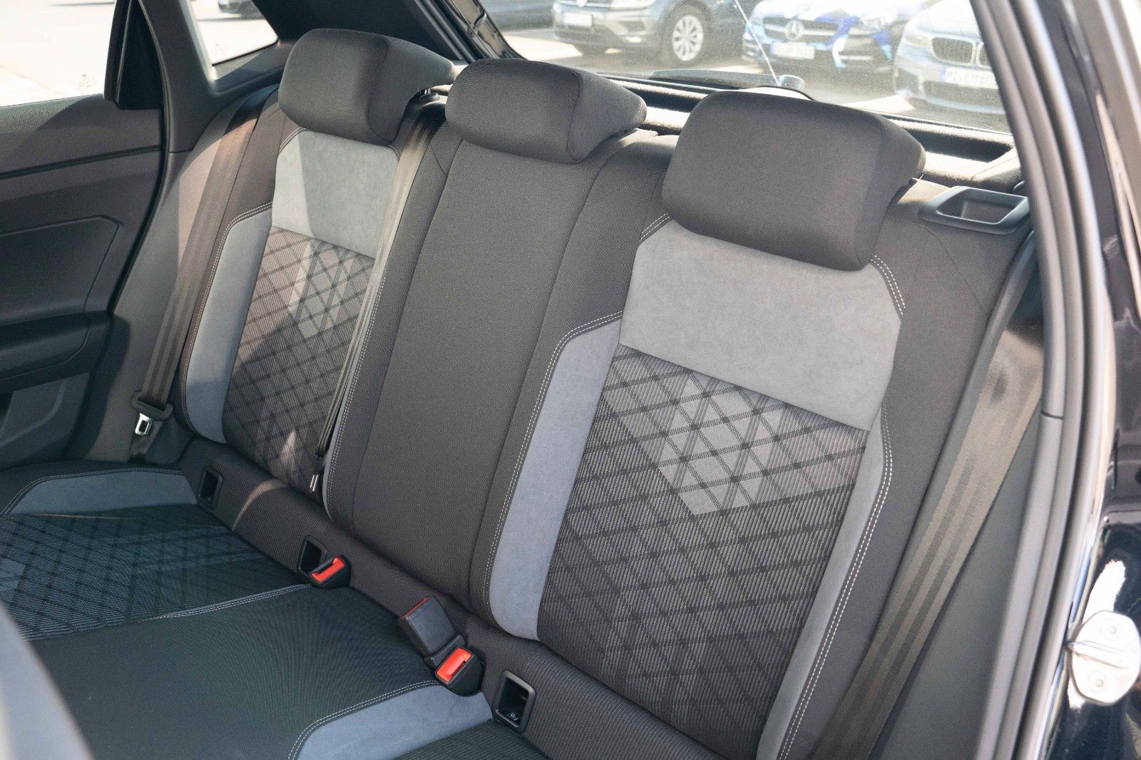 Fahrzeugabbildung Volkswagen POLO VI R-LINE 1.0 TSI MATRIX VIRTC LANE PDC DAB