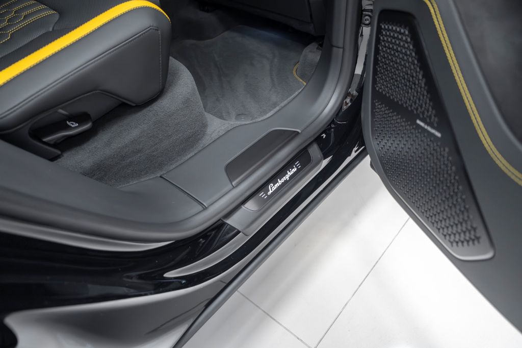 Urus 4.0 V8 SE 2026 BLACK/YELLOW AKRAPOVIC CARBO - Bild 23