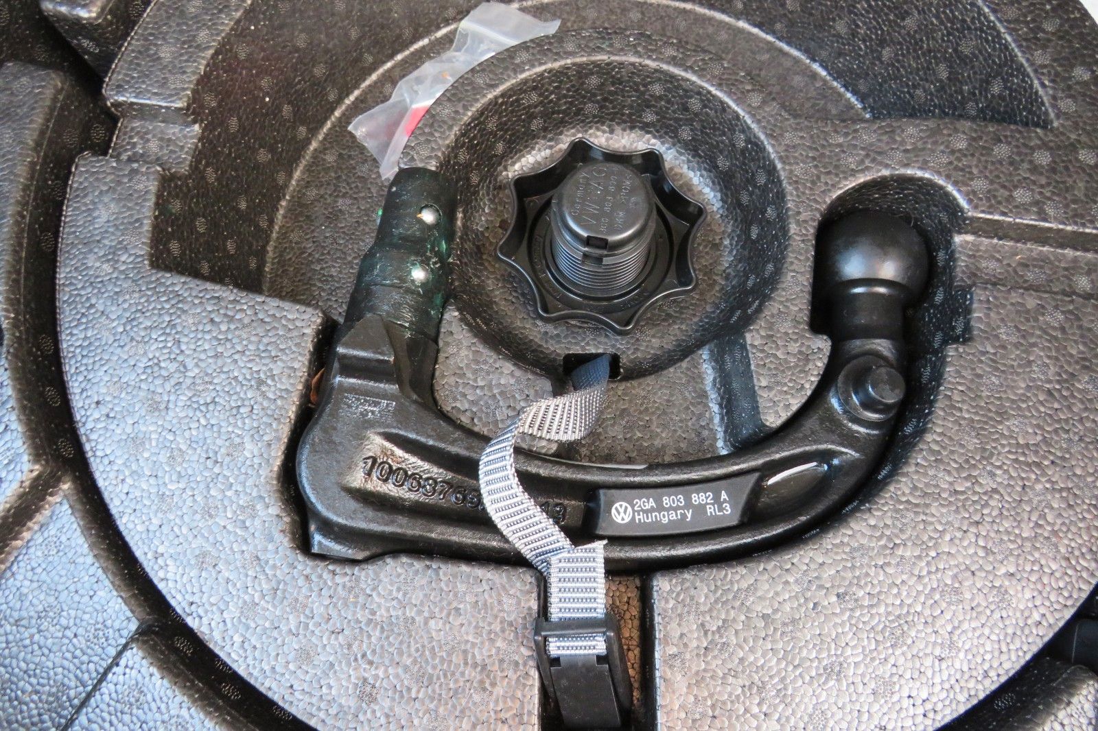 Fahrzeugabbildung Volkswagen T-Roc R-LINE AHK DCC ACC NAVI KAMERA 8-FACH 1.H