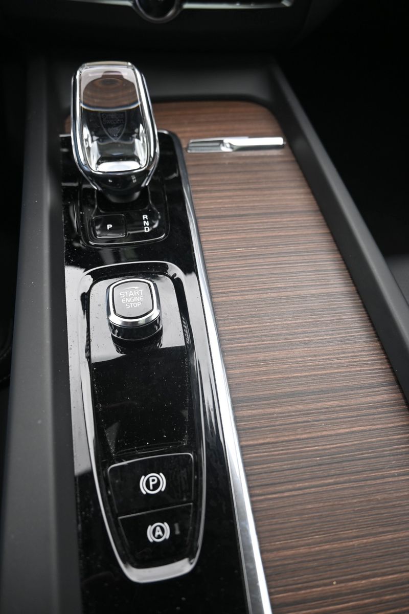 Fahrzeugabbildung Volvo XC60 T8 PHEV Ultimate Dark*LUFT*360°*ACC*AHK*