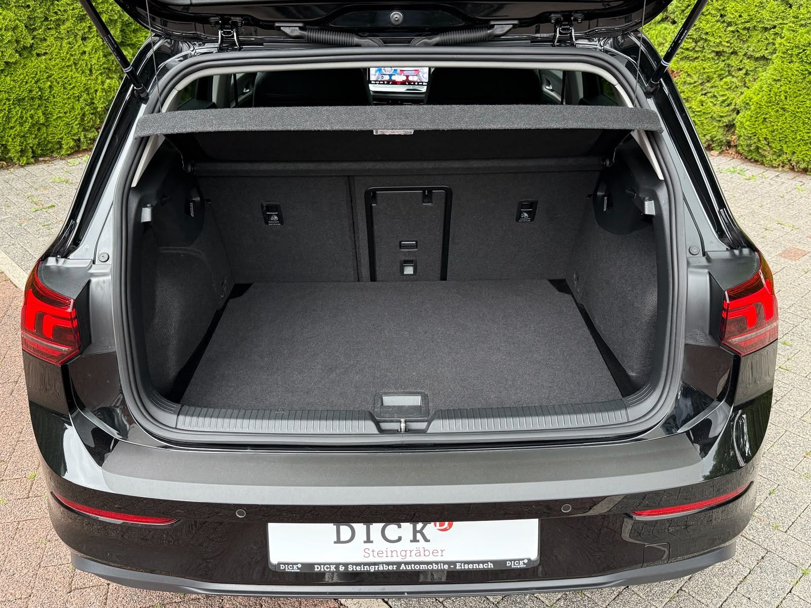 Fahrzeugabbildung Volkswagen Golf 2.0 TDI DSG LIFE LED+KAM+ACC+SHZ+CARPL+AMBI