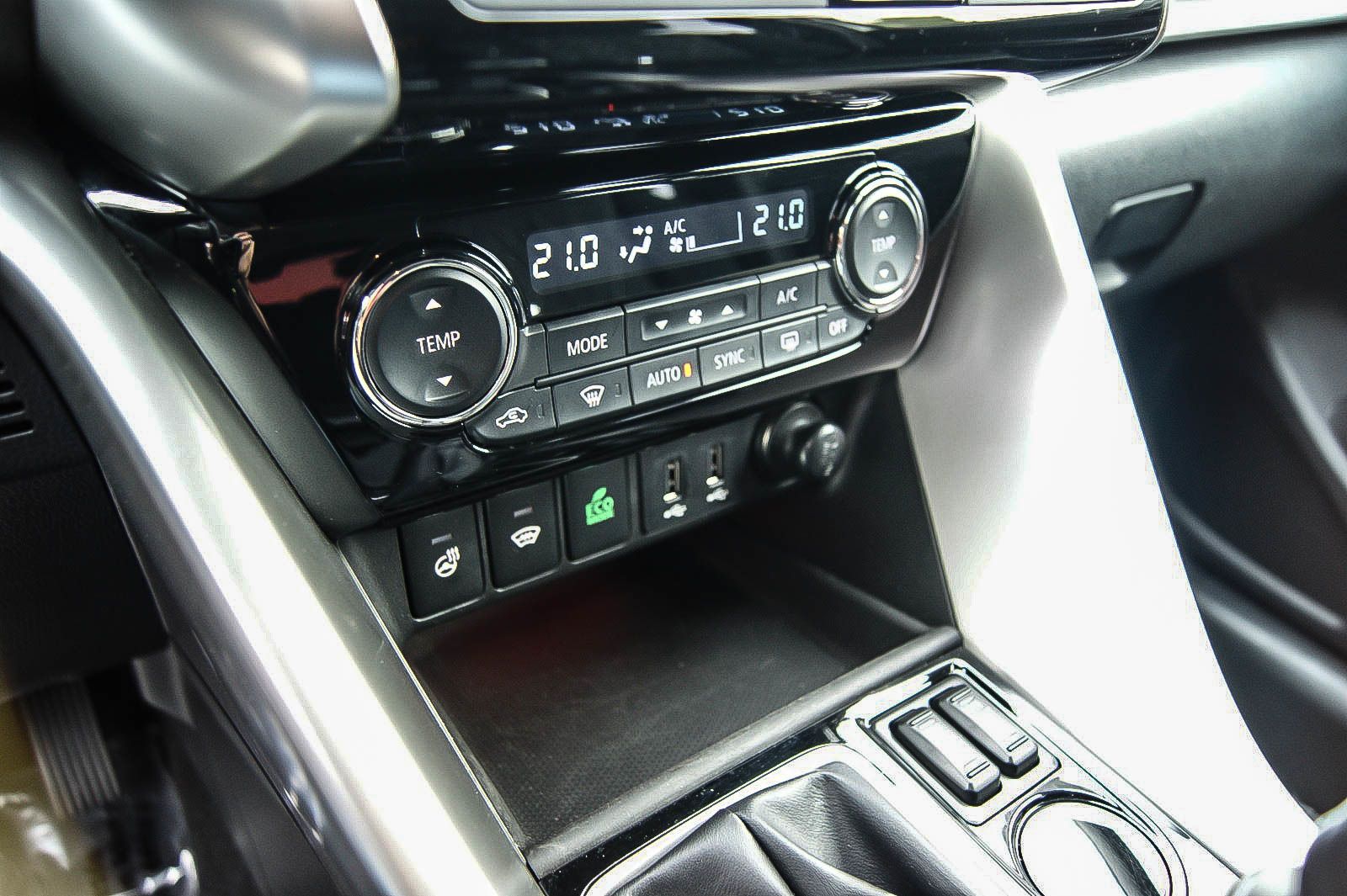 Fahrzeugabbildung Mitsubishi Eclipse Cross Intro Edition2WD 1HAND LED HEAD-UP