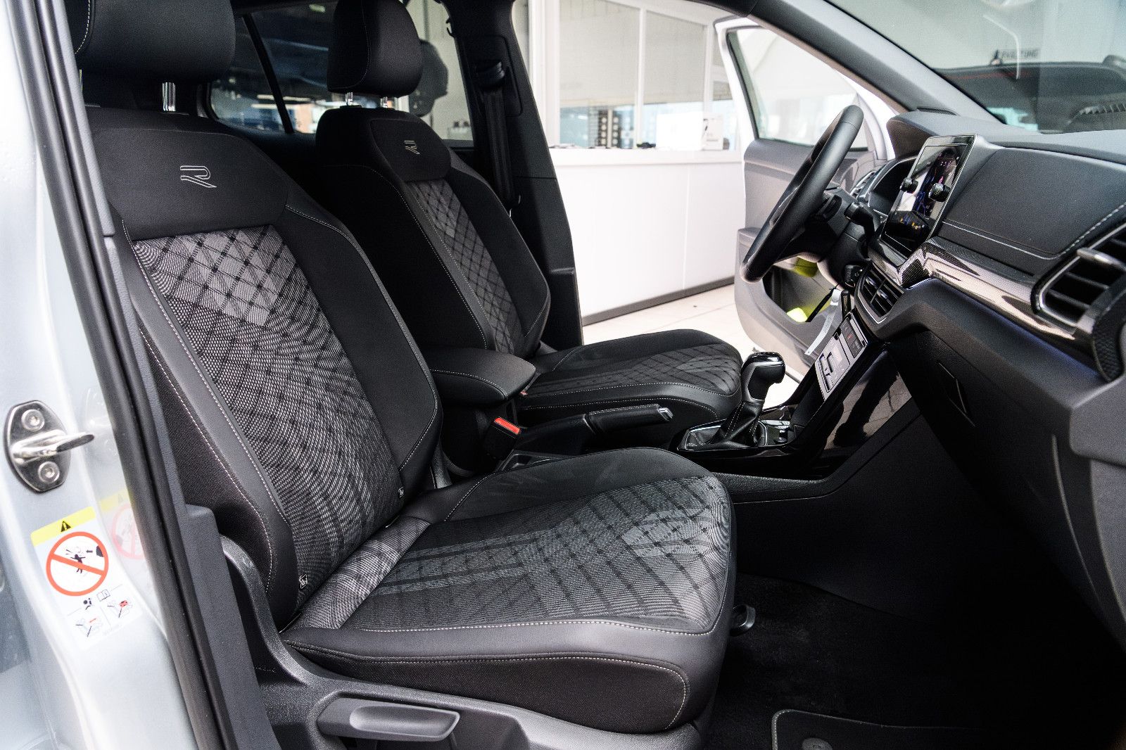 Fahrzeugabbildung Volkswagen T-Cross R-Line 1.5 TSI DSG IQ-LED+AHK+KAMERA+ACC