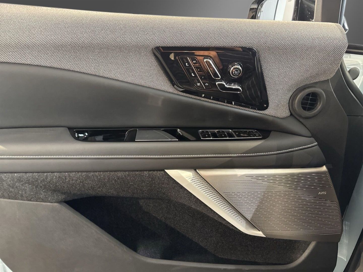 Fahrzeugabbildung Cadillac OPTIQ AWD Studio Edition 1 of 50 inkl. Winterrad