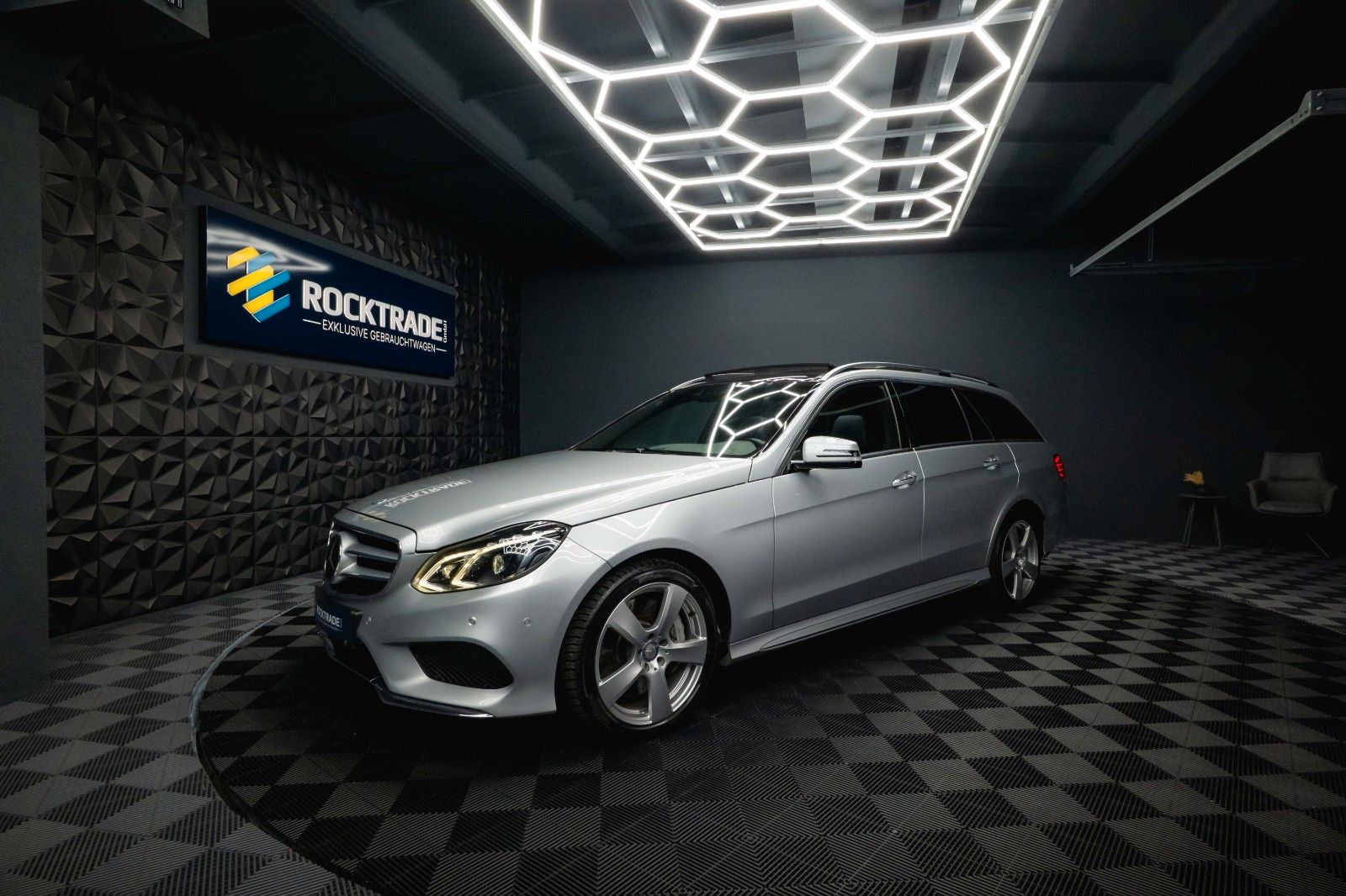 Fahrzeugabbildung Mercedes-Benz E 500 V8 CGI AMG Sport *Airmatic*Pano*ACC*H&K*