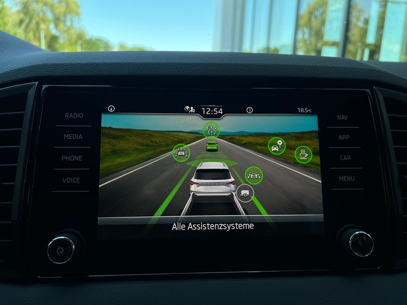 Fahrzeugabbildung SKODA Karoq Balance 1.5 TSI  *AHK, ACC, Rückfahrkamera