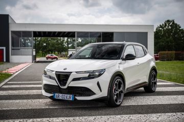 Alfa Romeo Leasing Angebot: Alfa Romeo Junior 1.2 MHEV VGT 100kW e-DCT6 Ibrida