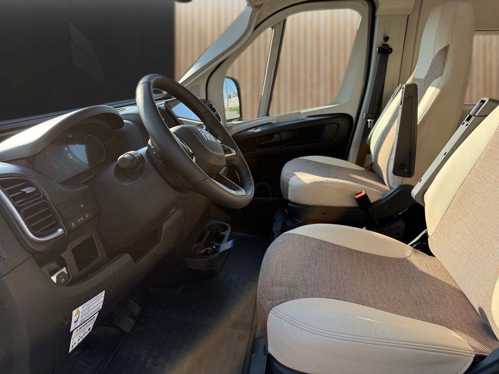 Fahrzeugabbildung Eura Mobil Van V 635 EB 180 PS, Automatik, Panoramadach