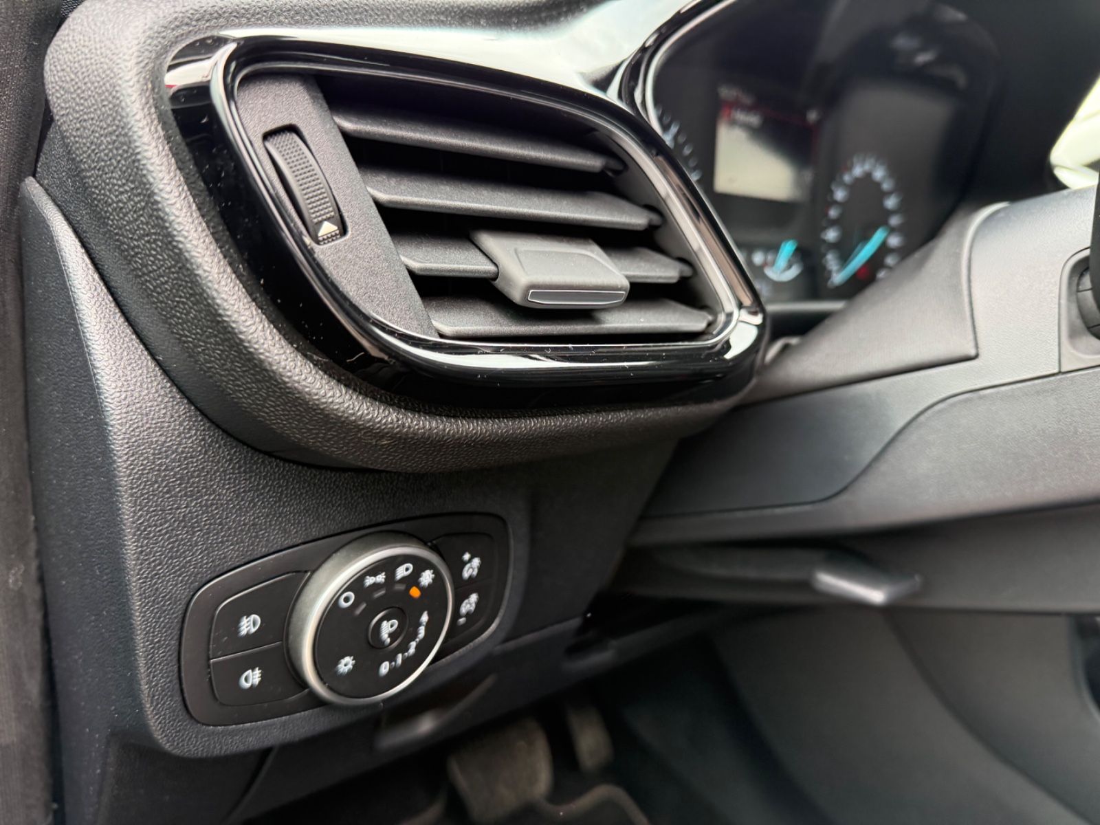 Fahrzeugabbildung Ford Fiesta Titanium X Navi