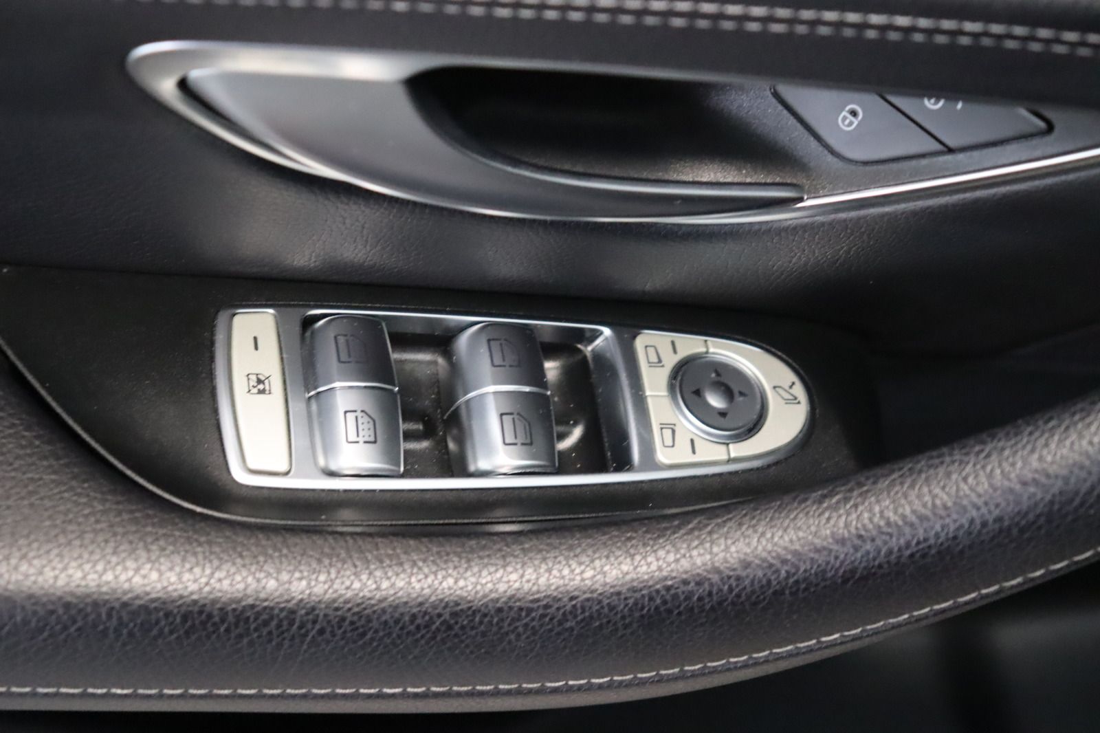 Fahrzeugabbildung Mercedes-Benz E 200 T 4Matic * Schiebedach * Navi * AMG line