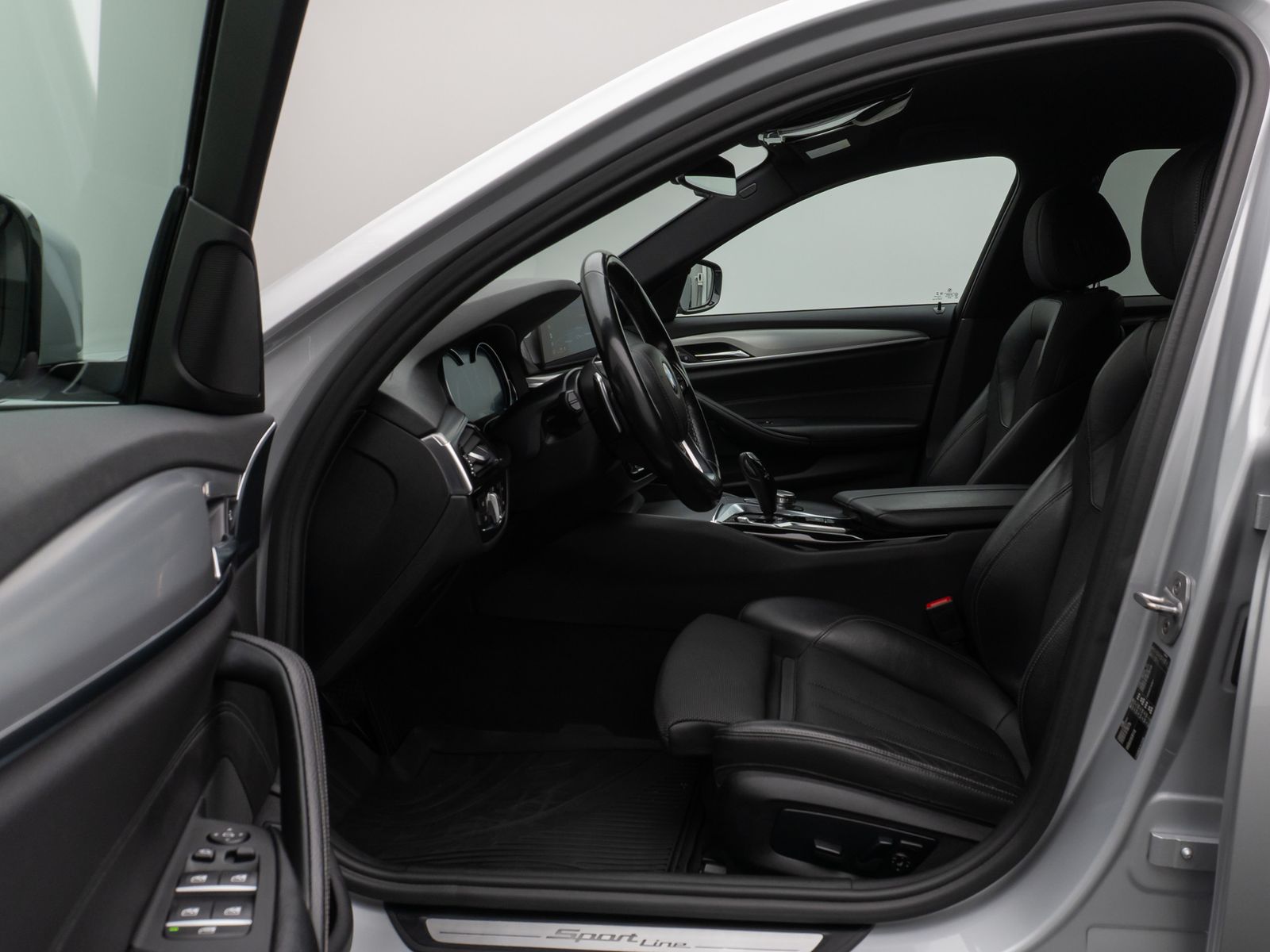 Fahrzeugabbildung BMW 520d  Sport Line HUD HiFi PDC Alarm DisplayKey