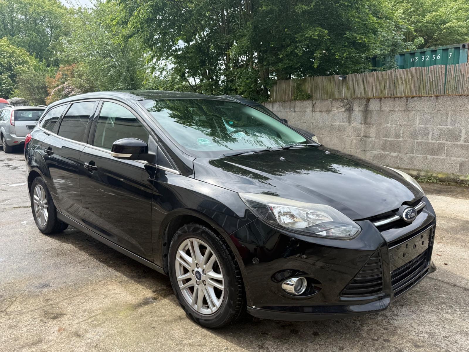 Ford Focus 2012 — interior