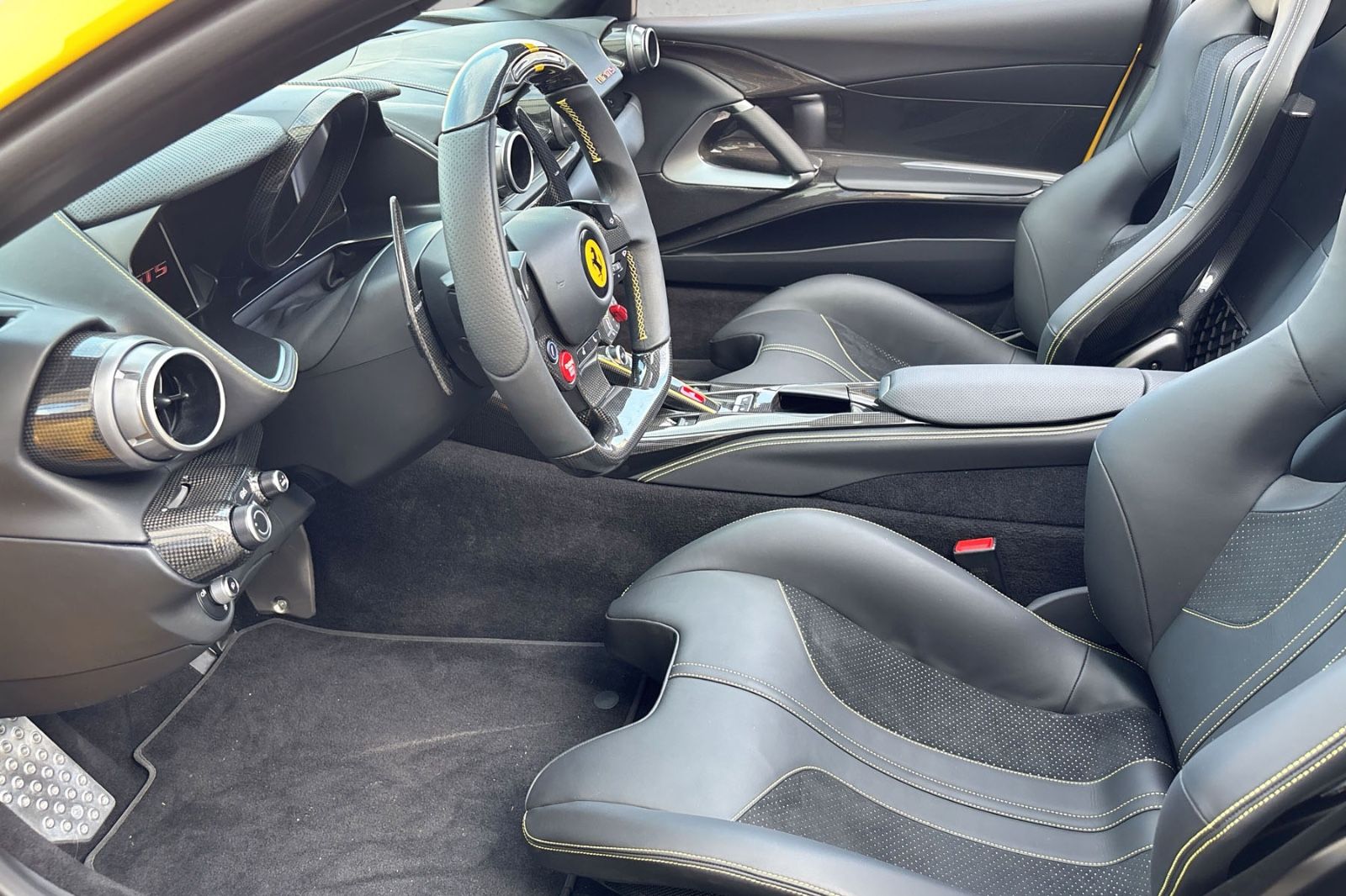 Fahrzeugabbildung Ferrari 812 GTS*Atelier*all Carbon*painted*ADAS