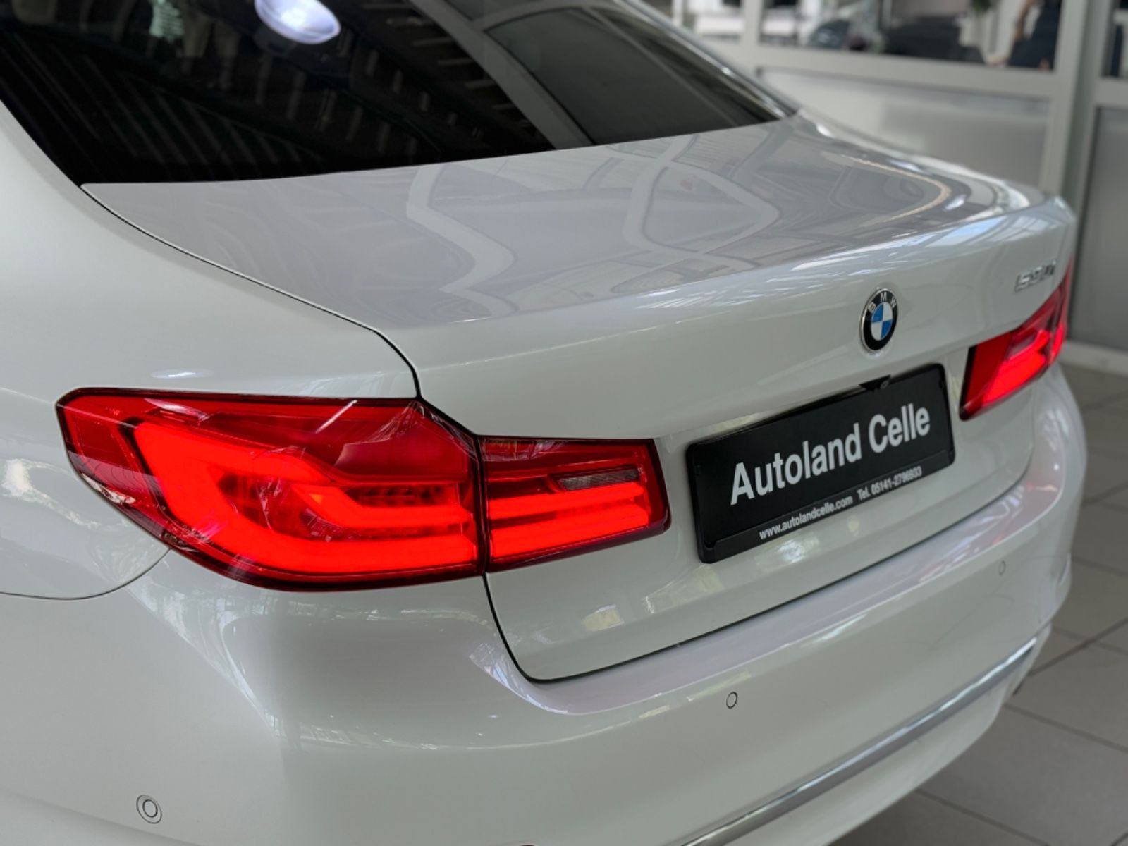 Fahrzeugabbildung BMW 530i Luxury Line Kamera SoftCl HUD HiFi AHK Komf