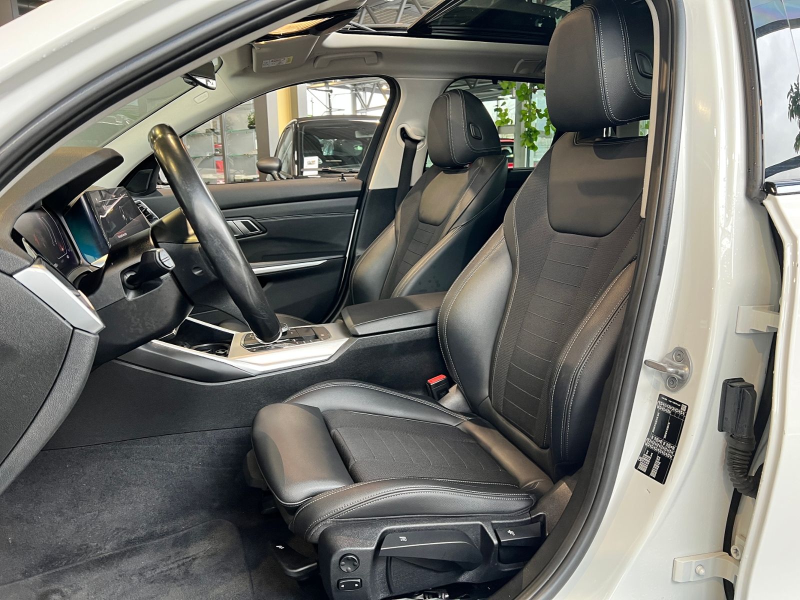 Fahrzeugabbildung BMW 320i Touring Sport Line PANO ACC LASER RFK