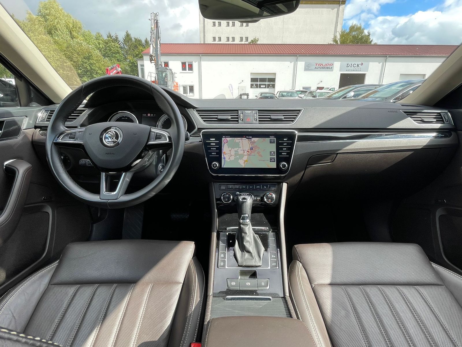 Fahrzeugabbildung SKODA Superb 1.5 TSI L&K LED/PANO/LEDER/MEMORY/CARPLAY