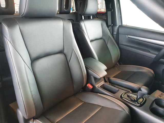 Toyota Hilux 2.8 Invincible XTra Cab Grau Automatik SOFORT