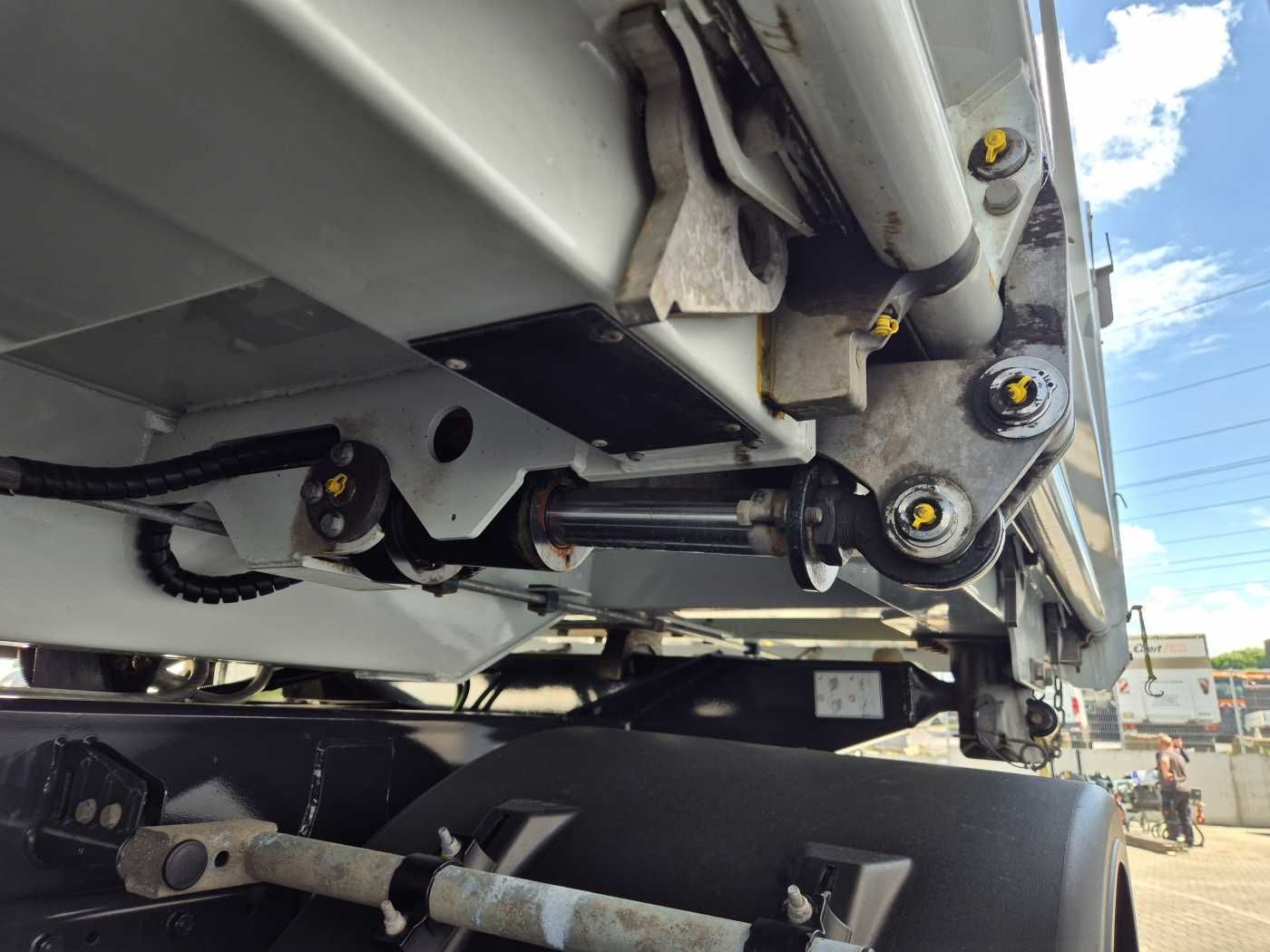 Fahrzeugabbildung Iveco X-Way AD300X48Z HR 6x4 Intarder Bordmatic Kamera