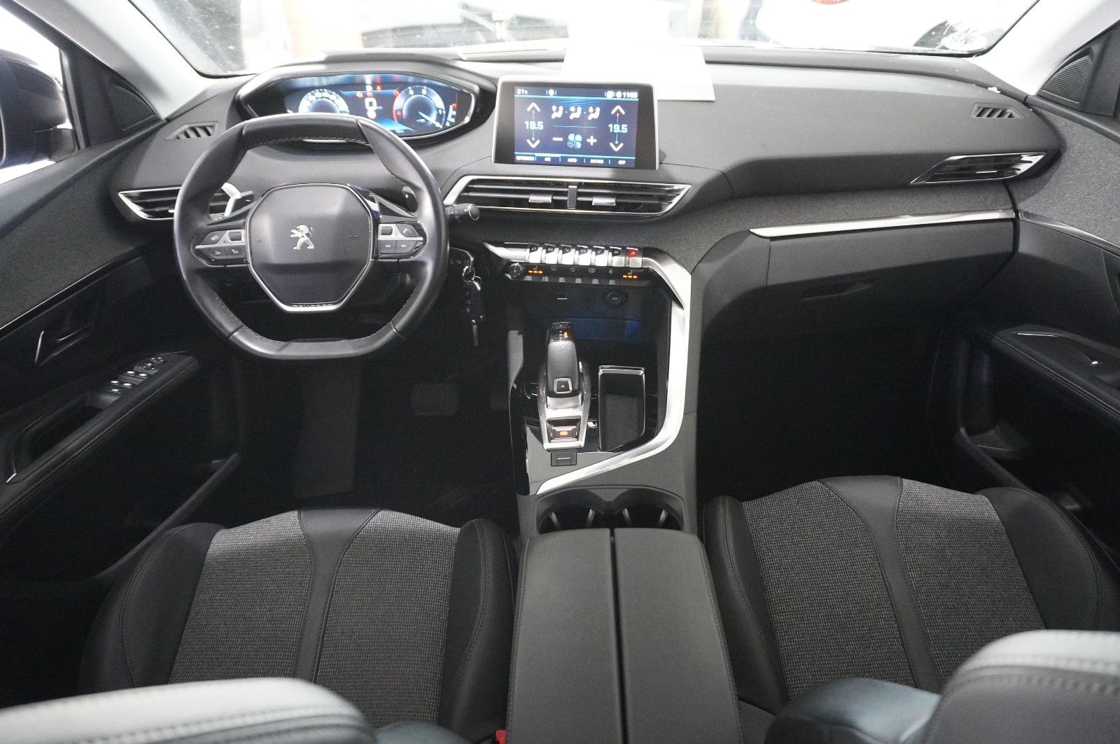 Fahrzeugabbildung Peugeot 5008 1.5D ALLURE NAVI/LED/KAMERA/VIRT/SH/DAB/AHK