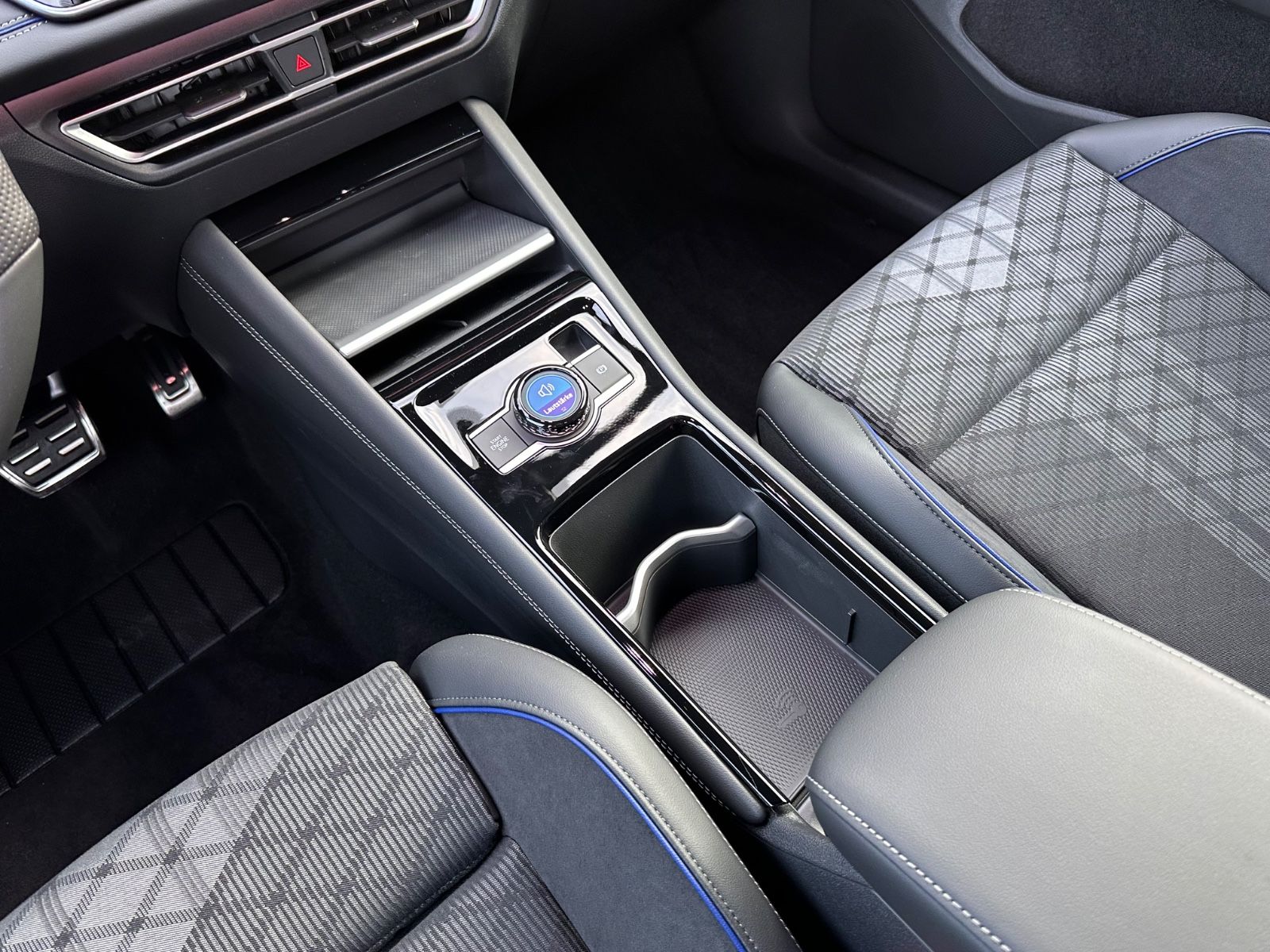 Fahrzeugabbildung Volkswagen Tiguan R-Line 1.5 eTSI AHK/Matrix/Navi/APP/ACC