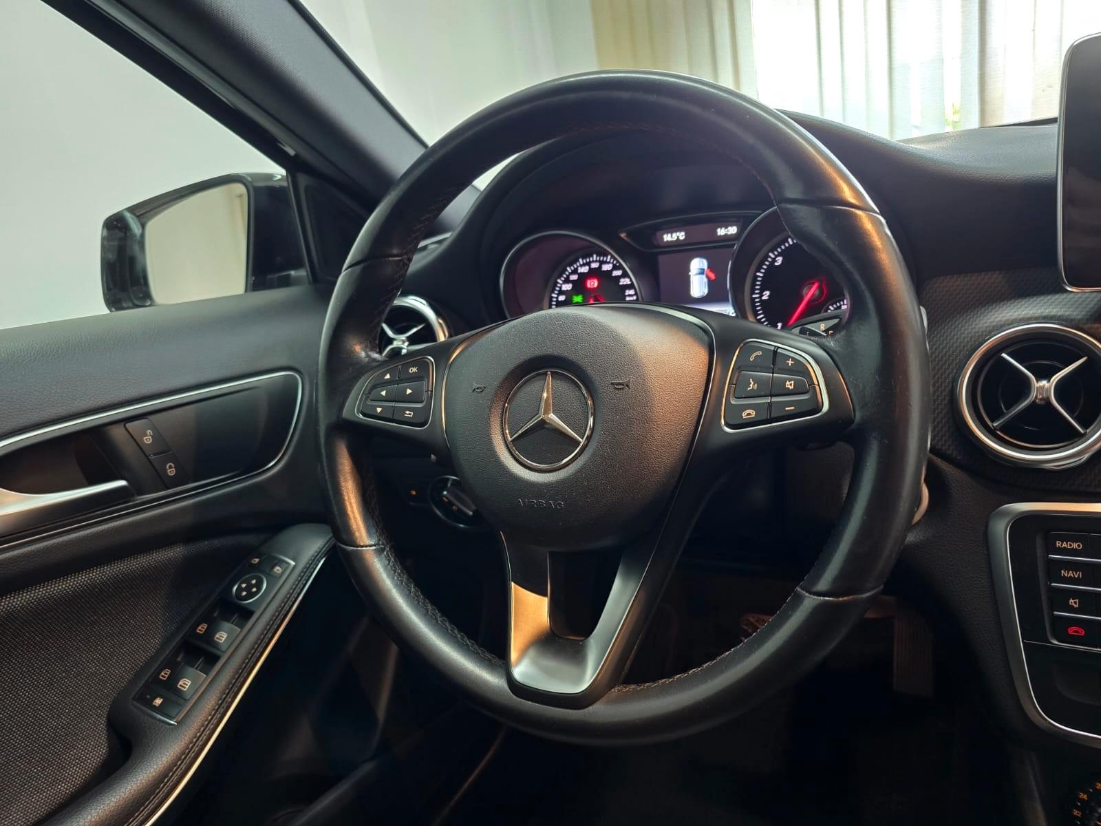 Mercedes-Benz GLA 200 d Style LED Navi Teilleder Telefon 19"