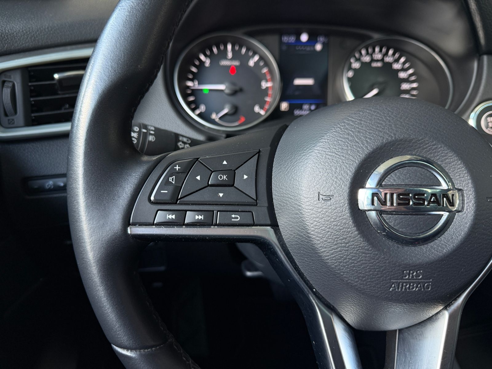 Fahrzeugabbildung Nissan Qashqai Tekna+ 4x4 PANO RFK ACC NAVI