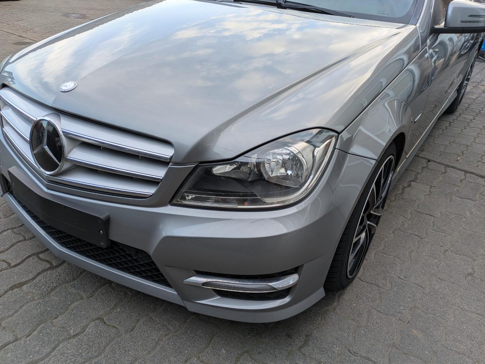 Mercedes-Benz C250 2011 — салон