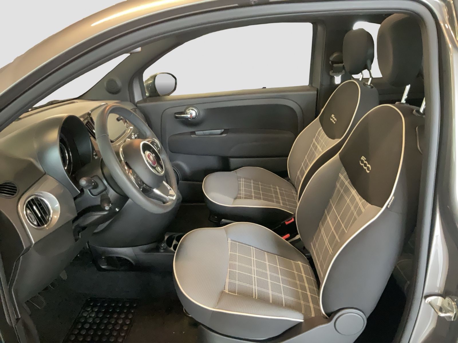 Fahrzeugabbildung Fiat 500C 1.0 Lounge + 8-fach bereift
