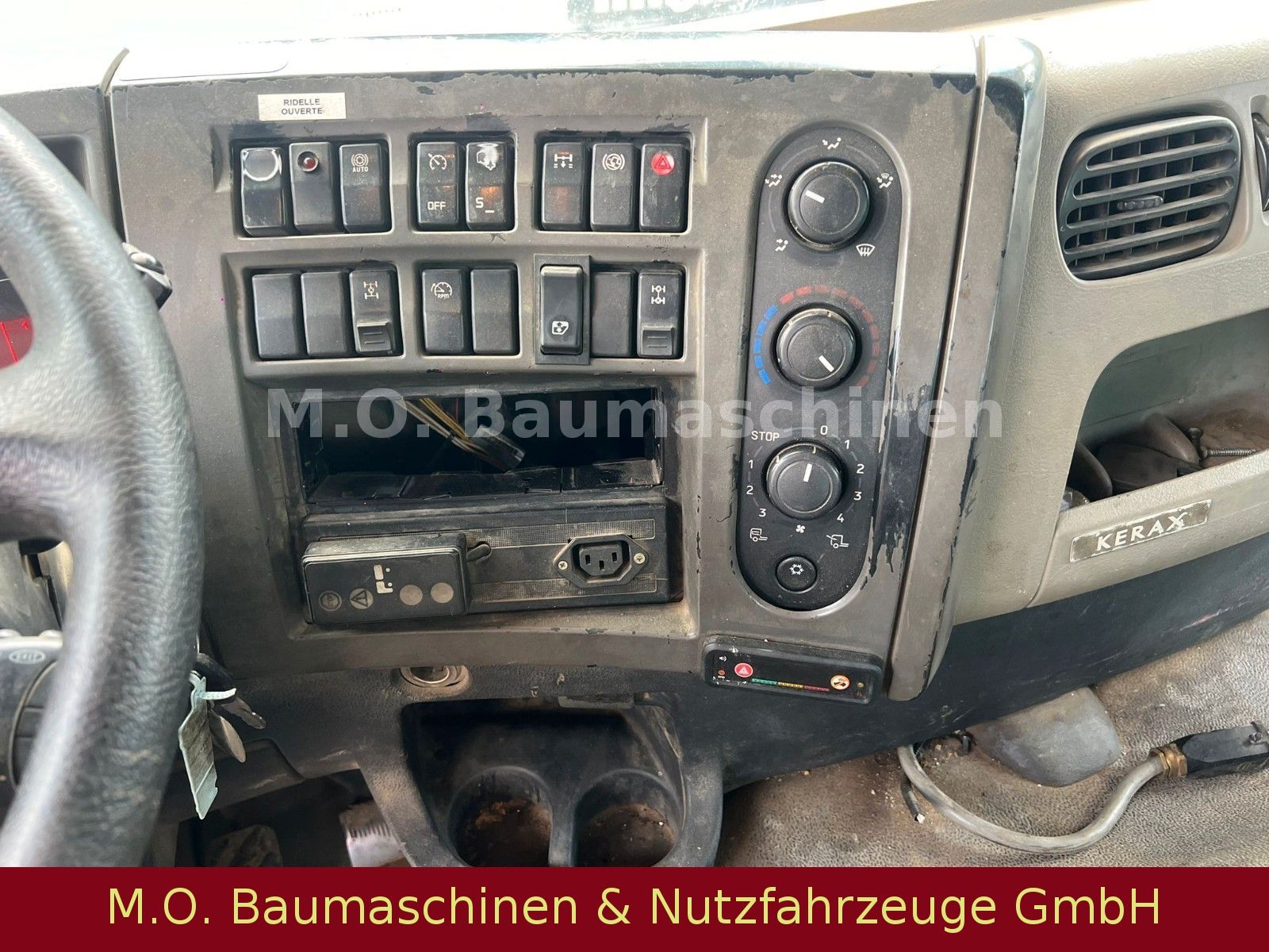 Fahrzeugabbildung Renault Kerax 450.42 / 8x4 / Bordmatik / Blatt/Blatt