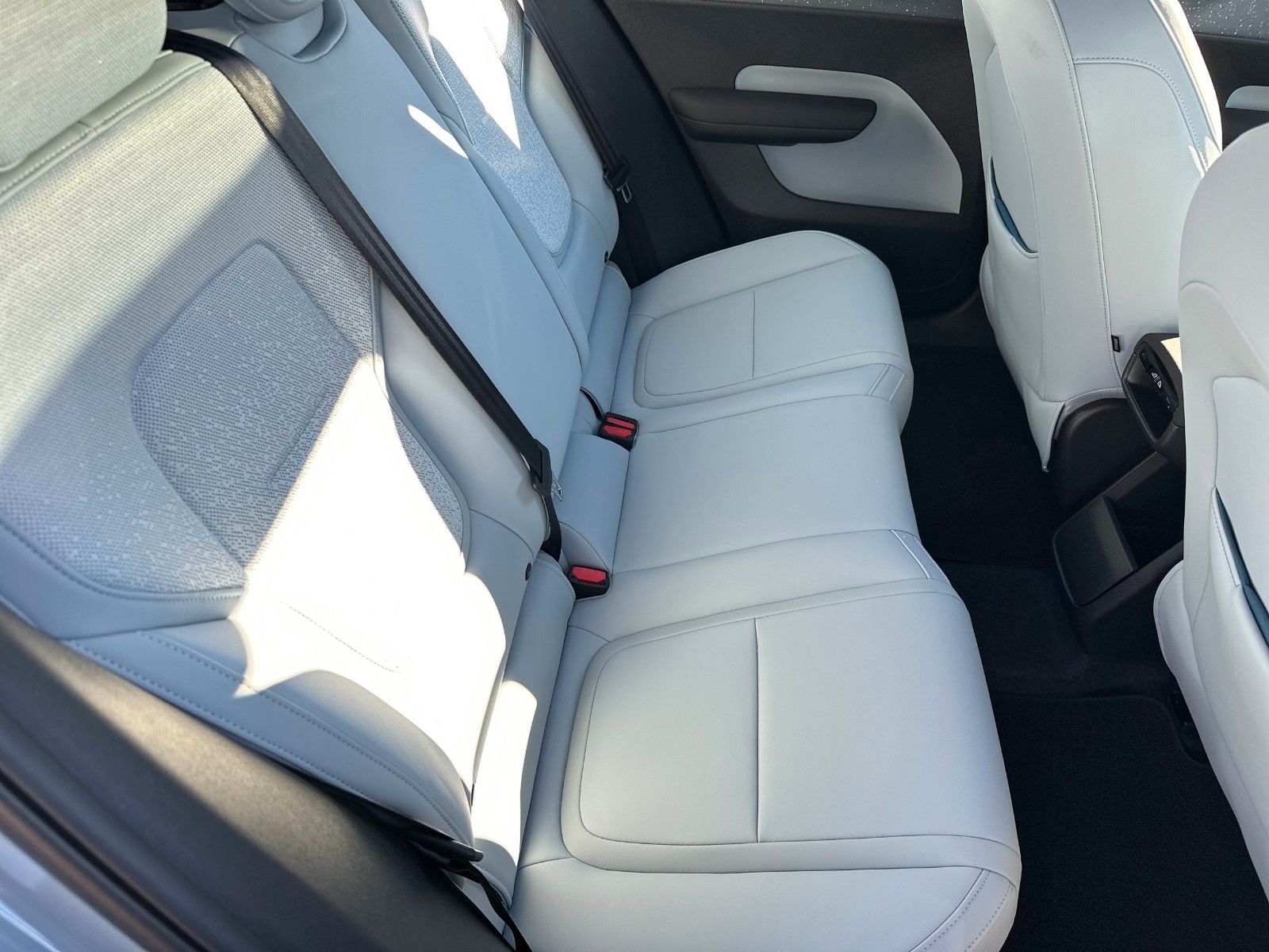 Fahrzeugabbildung Volvo EX30 Ultra Pure Electric Extenden Range "Pano"