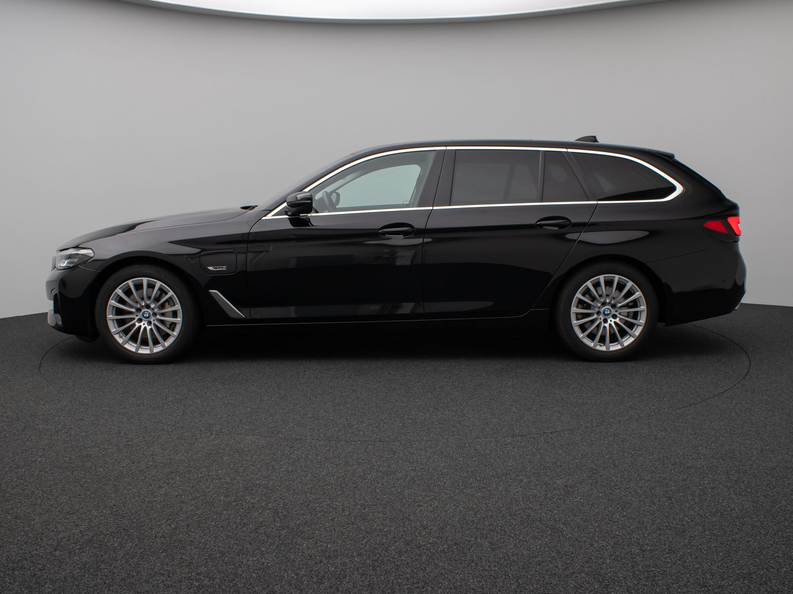 Fahrzeugabbildung BMW 530e xD Panorama Kamera CockPiPro DAB Alarm LED
