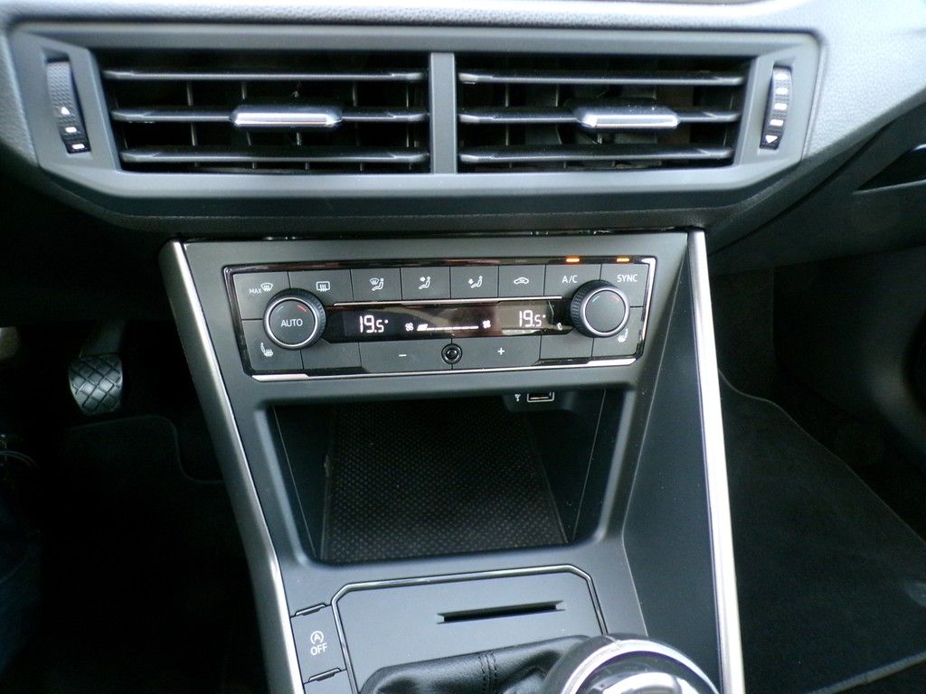 Fahrzeugabbildung Volkswagen Polo  1,0 TSI Comfortline *NAVI*Winterpaket*Conn