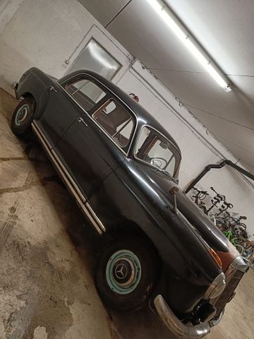 Mercedes-Benz 220 S W180