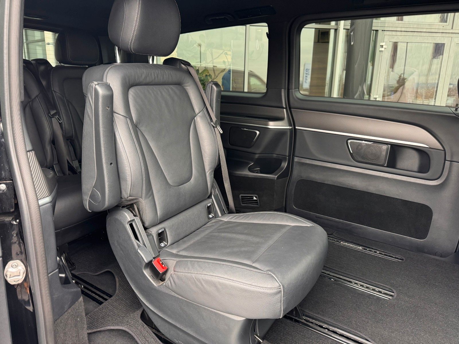 Fahrzeugabbildung Mercedes-Benz V 300 4MATIC AVA ED AMG Extral AIRMATIC Stdh AHK