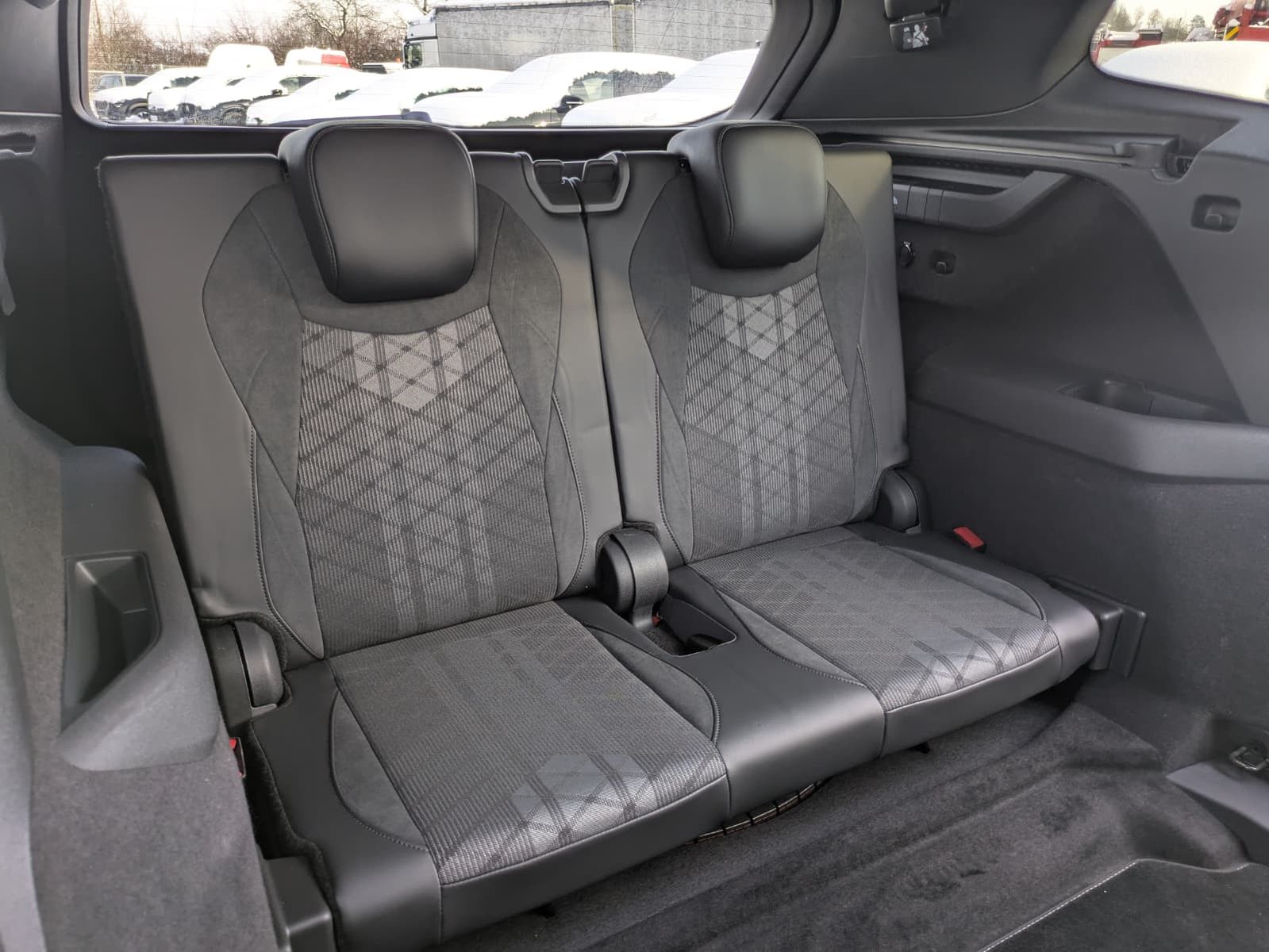 Fahrzeugabbildung Volkswagen Tayron 2.0 TDI 4M R-Line 7Si*MATRIX*AHK*PANO*HUD