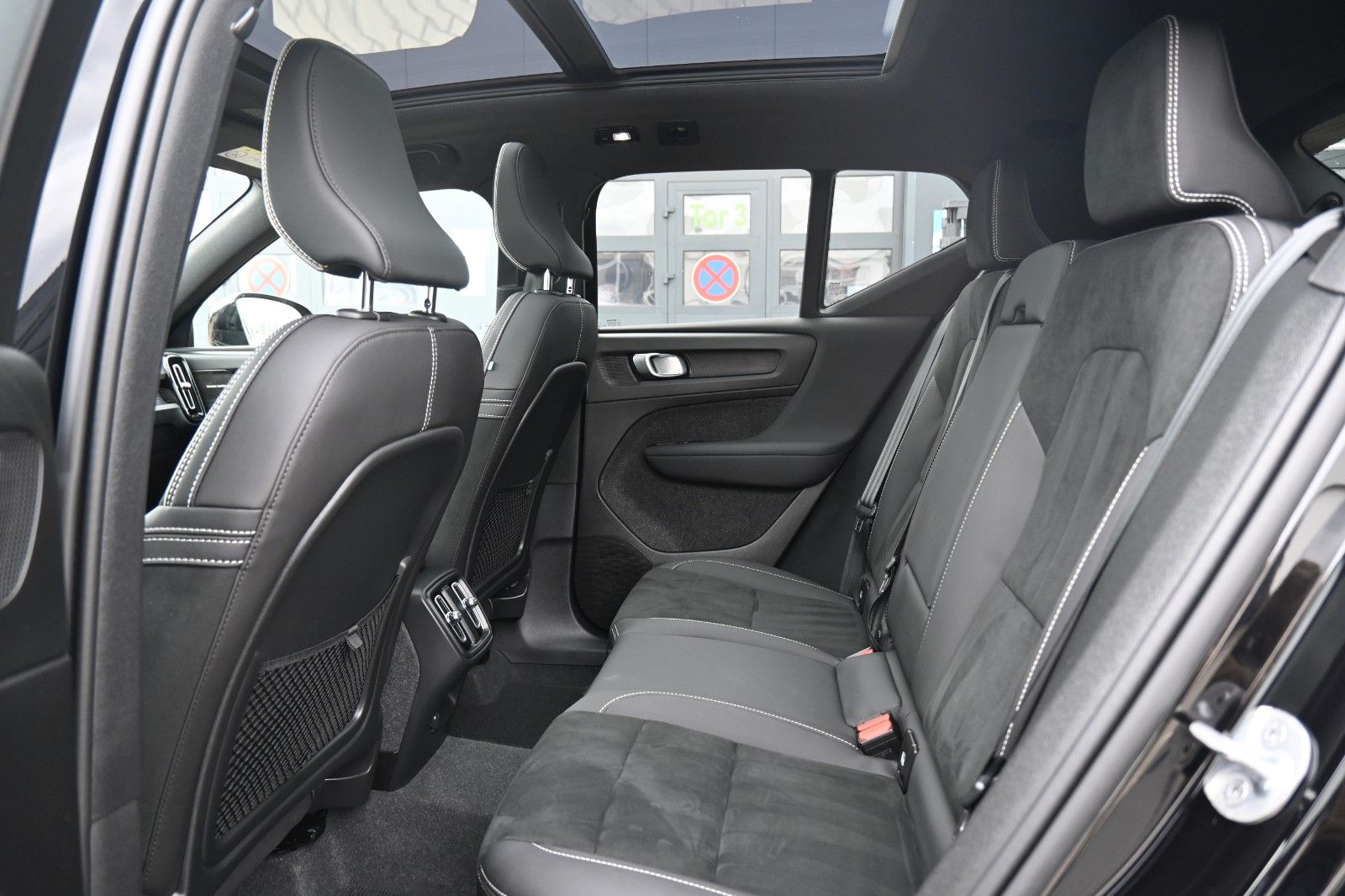 Fahrzeugabbildung Volvo XC40 B4 Ultimate Dark*PANO*STHZ*H&K*360*20"