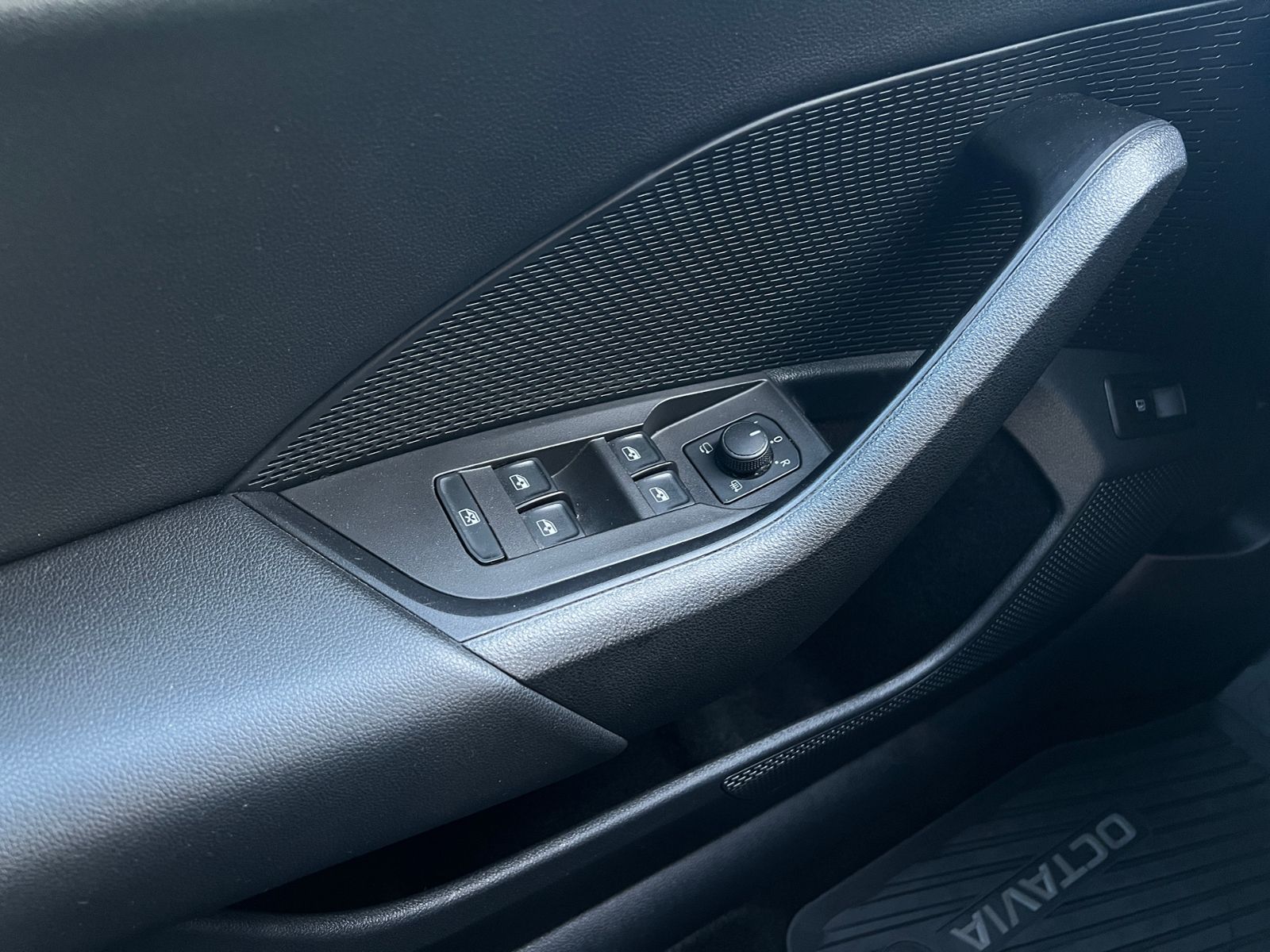 Fahrzeugabbildung SKODA Octavia III Combi iV Style 1.4 Hybrid DSG *LED,