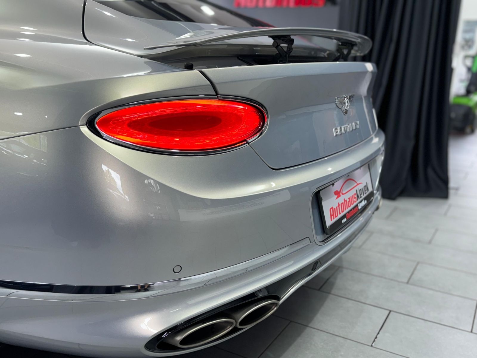 Fahrzeugabbildung Bentley Continental GT 6.0 W12 4WD AKRAPOVIC MASSAGE