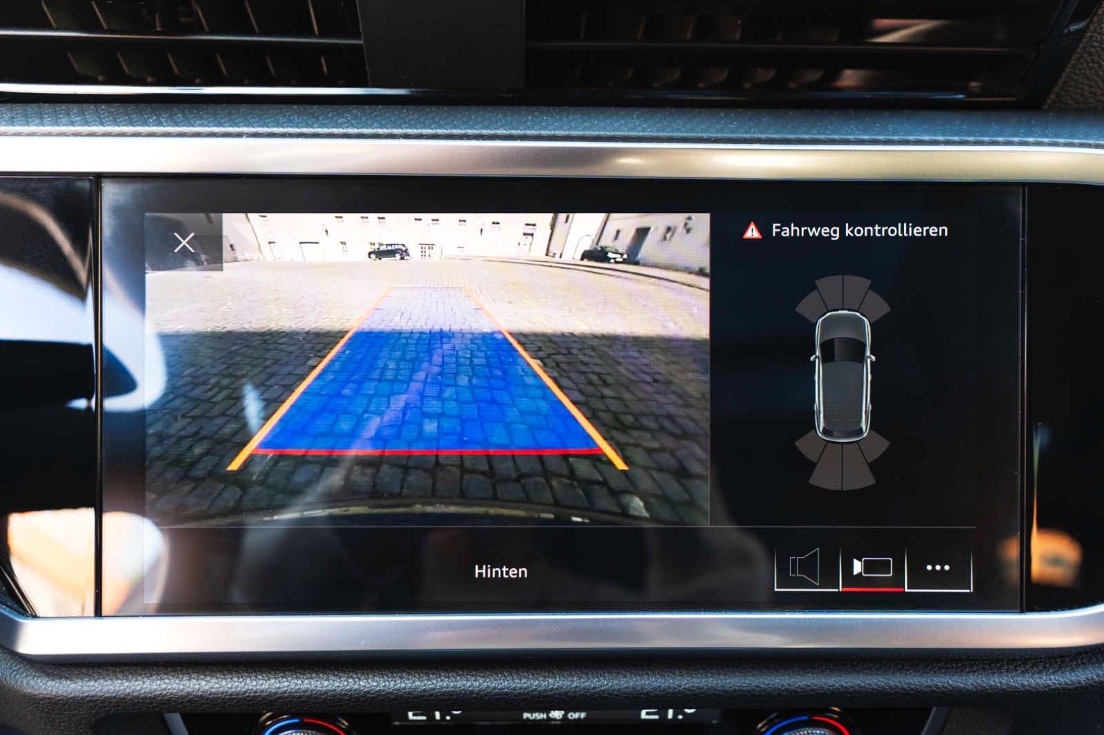 Fahrzeugabbildung Audi Q3 Quattro S-Line KAM NAV TOTW SPUR LED CARPLAY