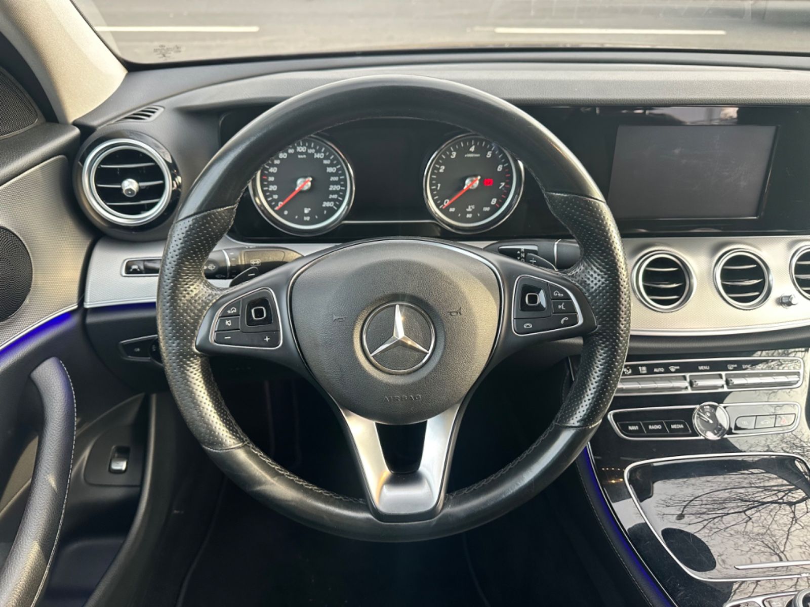Fahrzeugabbildung Mercedes-Benz E 200 CGI Avantgarde*Schiebedach*AmbientLight*