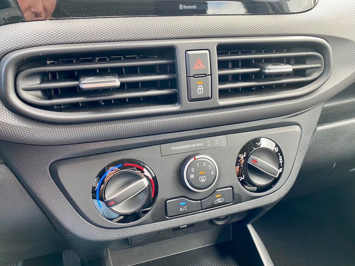 Fahrzeugabbildung Hyundai i10 1.0 Automatik KLIMA SITZ+LRHZ ALLWETTER PDC