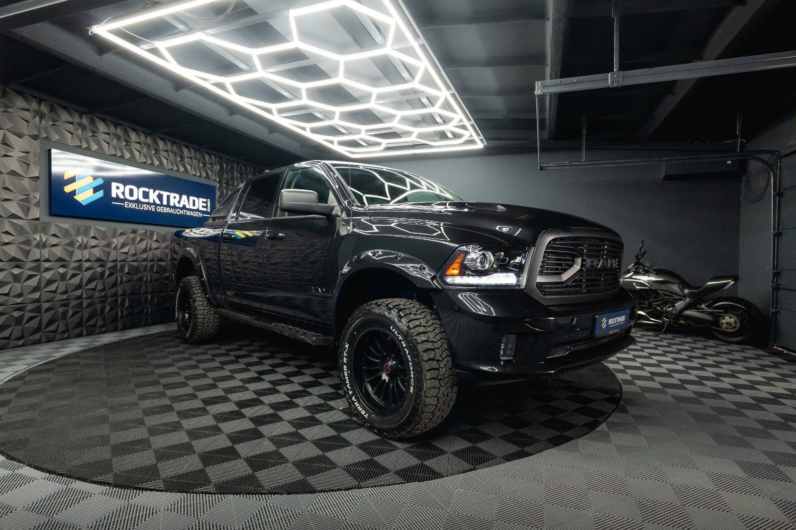 Fahrzeugabbildung Dodge RAM 5.7 V8 HEMI 4x4 Sport OFFROAD Night LONGBED