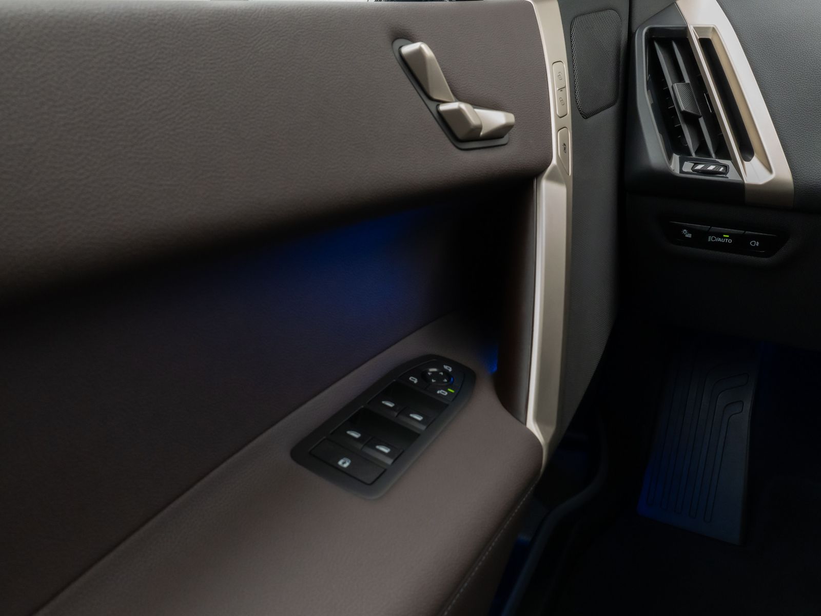 Fahrzeugabbildung BMW iX xD40 Panorama Kamera HiFi Komfort SkyLounge