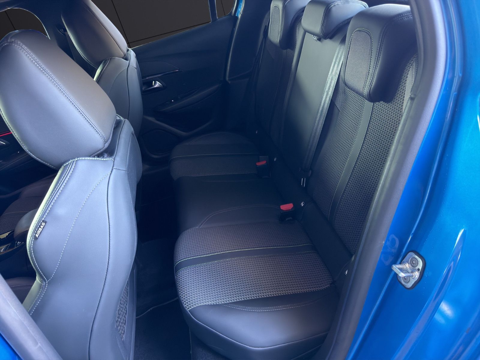 Fahrzeugabbildung Peugeot 208 GT Navi*Shzg*LED*Ambiente*Pano